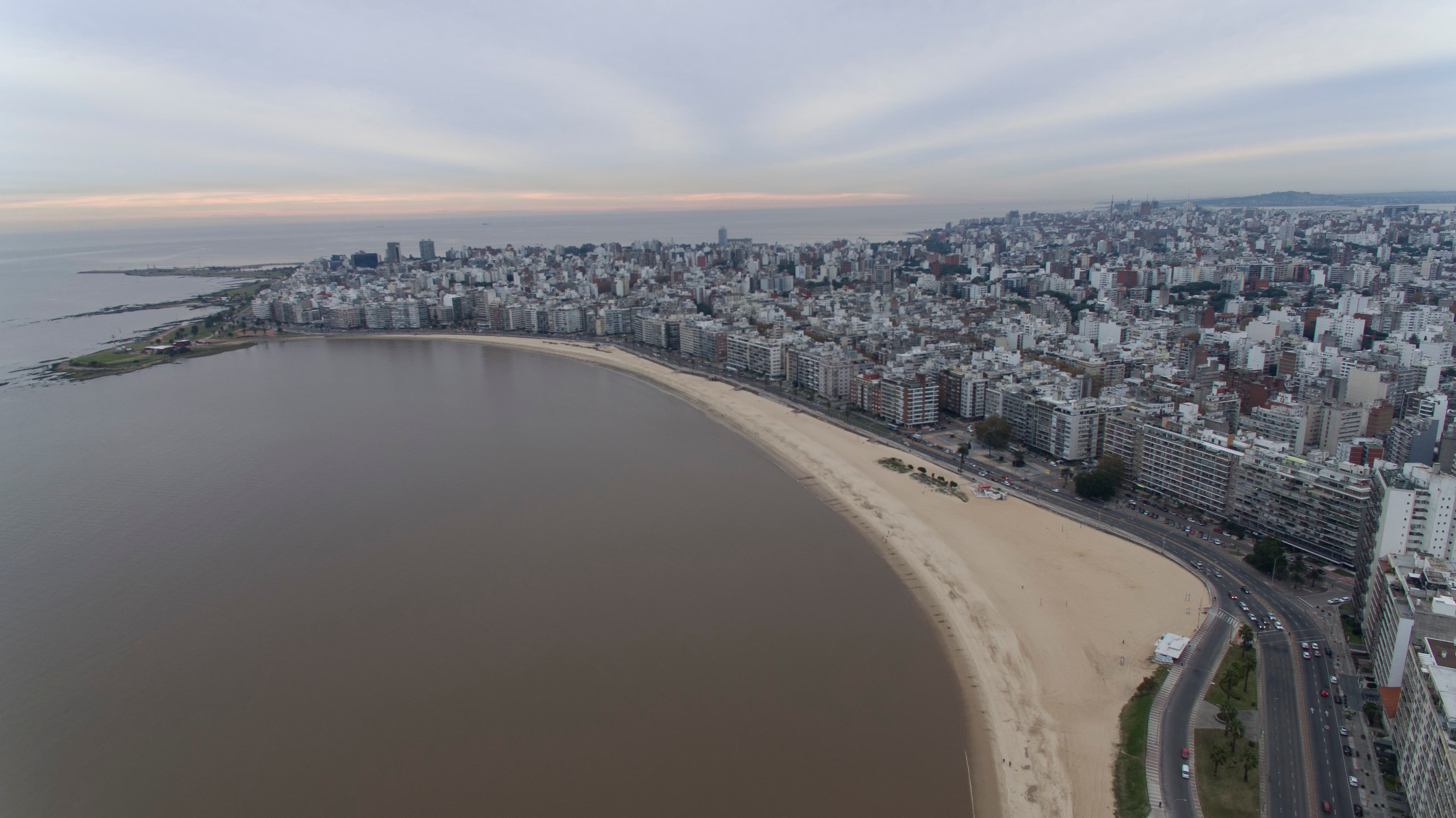 Vista aérea de la playa Pocitos y la rambla de Montevideo